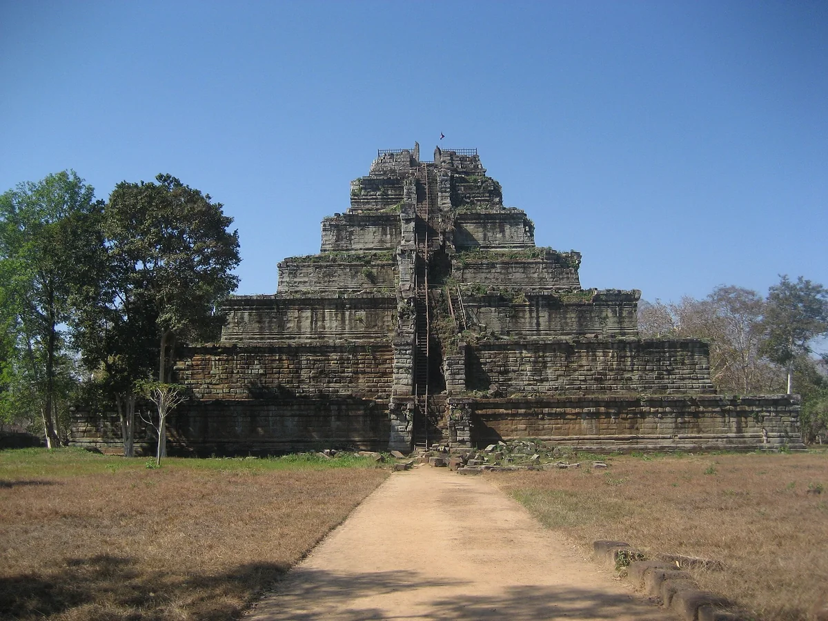 The stepped pyramid of Prasat Thom at Koh Ker under a blue sky, seen on Angkor Wat tours from Siem Reap